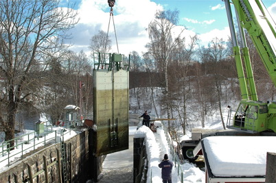 Slussportarna vid övre slussen lastas för transport till Kristinehamn / Foto : Walter Christofferson - 20 mars 2006