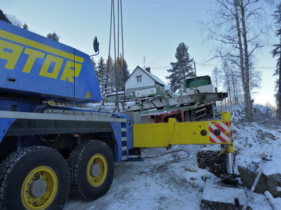 Mobilkranen är på plats vid nedre slussen för att lasta slussportarna på en trailer / Foto : Lars Brander - 7 december 2010