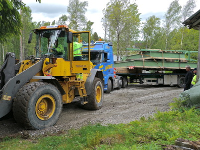 Slussportarna kommer tillbaks från Stenungsund efter renovering / Foto : Lars Brander - 24 maj 2011