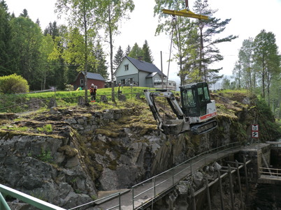 Mobilkranen lyfter upp grävmaskinen från slussbotten / Foto : Lars Brander - 24 maj 2011