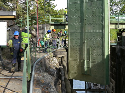 Mobilkranen lyfter den stora slussporten på plats / Foto : Lars Brander - 24 maj 2011