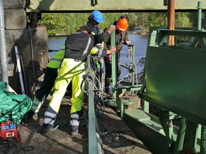 Stora slussporten monteras efter renoveringen / Foto : Lars Brander - 24 maj 2011
