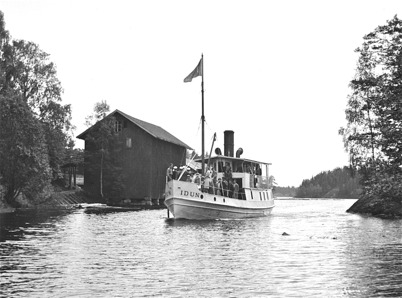 Ångbåten IDUN anländer till hamnen vid Töcksfors Bruk i slutet av 1930-talet. Foto : Uno Brander