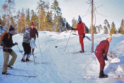 Februari 1975 - Funktionärer preparerar spåren inför skidtävlingen Over Kölen.