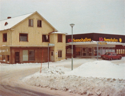 Byggnaden där Handelsbolaget och Owes Livs fanns revs 1978, när nya ICA Svenohallen i bakgrunden stod klar att tas i bruk.
