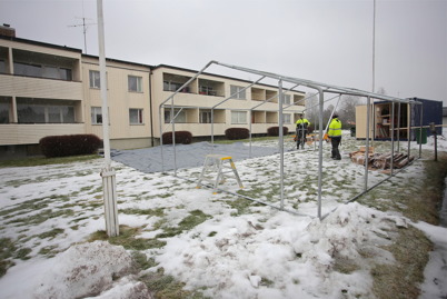 17 februari 2015 - Byggarbetsplatsen etableras vid Västra Torggatan 2 i  Töcksfors inför den kommande renoveringen.