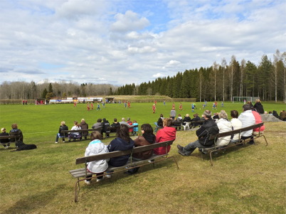 9 maj 2010 - Fotbollsmatch på Hagavallen. Töcksfors damlag möter damlaget Kronan i division 5 västra.