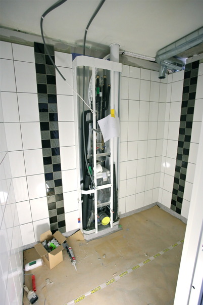 1 april 2015 - Helkaklade toalett- och duschrum.