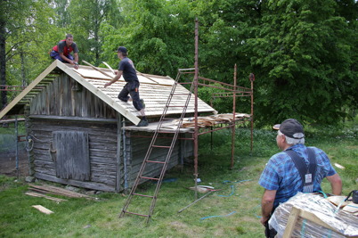 31 maj 2016 - Vid Ögårn tränade man på att lägga stickspåntak - under sakkunning ledning.