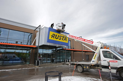 22 februari 2016 - RUSTA-skylten monteras över nya entrén.