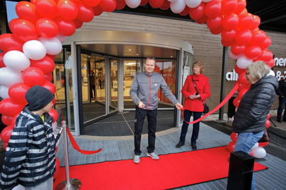 Butikschefen Björn Hugosson klippte bandet - och då var nya ICA Supermarket butiken invigd.
