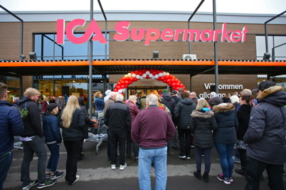 Dags för alla väntande kunder att få komma in och se den nya ICA-butiken.