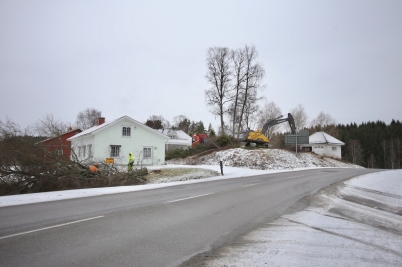 17 januari 2017 - Arbetet vid Älverud inleddes med trädfällning och rivning av garage.