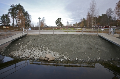 31 oktober 2016 - Låg vattennivå i Foxen, då passade Båtklubben på att förstärka kajen vid Gästhamnen.