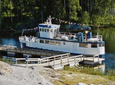 Passagerarbåten OMEGA lägger till vid kanalbryggan, nedanför Shoppingcentret.
