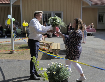 17 maj 2018 - Kommunalrådet Daniel Schützer överlämnade en blomma till Madelén Alfredsson.