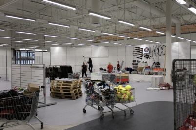 13 september 2017 - Nu bygger man Sportringens nya butik i Töcksfors Handelspark, och fyller upp butiken med varor.