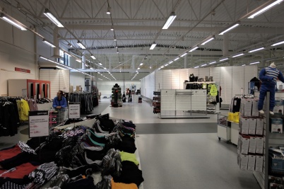 14 september 2017 - Nu bygger man Sportringens nya butik i Töcksfors Handelspark, och fyller upp butiken med varor.