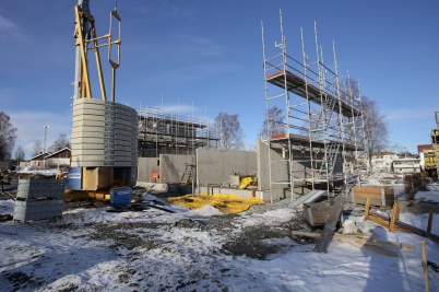11 februari 2019 - Och arbetet med nya hyreshus på Solängen fortskred.