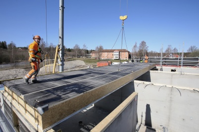 17 april 2019 - På Solängen monterades taket på hyreshus nr 2.