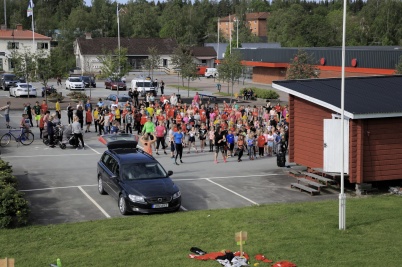 11 juni 2019 - Eleverna vid Töcksfors skola rockade loss på torget, när sommarlovet var nära.
