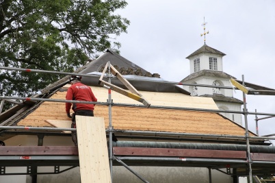 14 augusti 2019 - Och vid kyrkan renoverade man taket på kapellet.