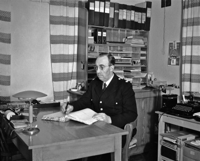 28. Töcksfors polisstation 1920 - 1946 med polisman John Brander. Foto : Uno Brander