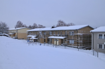 19 januari 2021 - Vid övre Bögatan fick hyreshusen en värmande ytterrock.