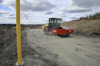 27 april 2021 - Nya Industrivägens yta packades för kommande asfaltering.