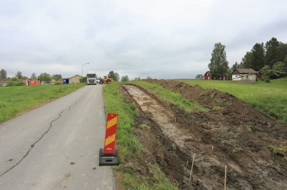 8 juni 2021 - Och så var det dags att sätta skopan i marken för bygget av ny gång- och cykelväg till Kallnäset där nya förskolan skall byggas.