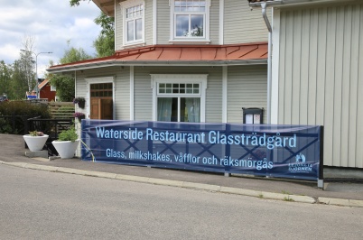 8 juli 2021 - Waterside Restaurant hade öppnat glassträdgården för säsongen.