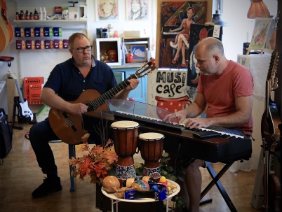 9 juli 2021 - Konst & Musikboden fick fint besök av den kände trubaduren Anders Stävarby, och han bjöd tillsammans med Stig Lindell på flera kända låtar.