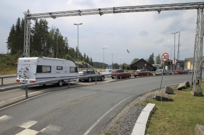 14 juli 2021 - Vid gränsen var det kö  in till norska  tullstationen, för inresekontroll till Norge.