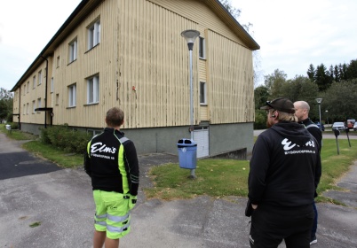 6 september 2021 - Byggfirman Elms anlände till Töcksfors för att ta sig an ROT-renoveringen av Bögatan 2.