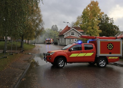4 oktober 2021 - Det blev stort pådrag i Töcksfors centrum när larmet kom att "Det brinner i gamla kraftstationen".
