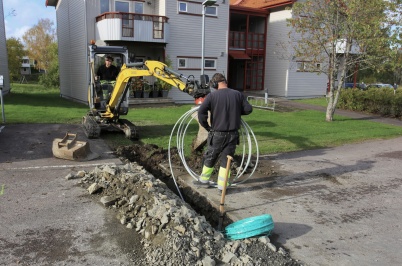 5 oktober 2021 - I Töcksfors centrum grävde man ner fiberkabel till hyreshusen.