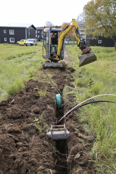 13 oktober 2021 - I Töcksfors centrum fortsatte man gräva ner fiberkabel.