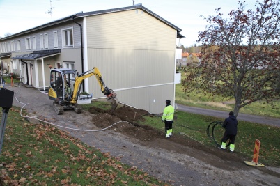 18 oktober 2021 - Och i Töcksfors centrum fortsatte man gräva ner fiberkael.