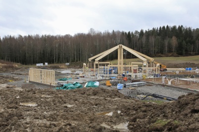 2 november 2021 - Vid Kallnäset började man resa förskolans takkonstruktion.