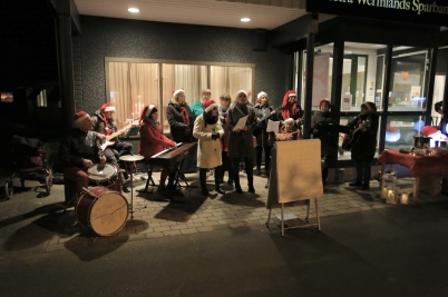 25 november 2021 - Konst & Musikboden med kören CoffeeChoir sjöng julsånger utanför banken . . .