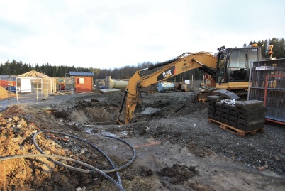 15 december 2021 - Vid Kallnäset grävde man för avloppspumpstationen, men på grund av vattensjuk mark tvingades man tillfälligt avbryta arbetet.