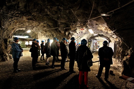 Ett 20-tal industrihistoriskt intresserade besökte provgruvan i Sickla med 3 km gångar under jord den 17 november. Foto: Lars Höglund Ett 20-tal industrihistoriskt intresserade besökte provgruvan i Sickla med 3 km gångar under jord den 17 november. Foto: Lars Höglund