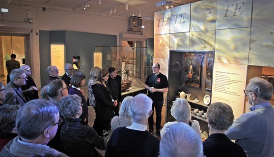 Med te och porslin i lasten återvände ostindiefarna med sina skepp till Göteborg. Guidade på Sjöhistoriska museet i Stockholm gjorde Patrik Gustavsson. Foto: Lars Höglund. Med te och porslin i lasten återvände ostindiefarna med sina skepp till Göteborg. Guidade på Sjöhistoriska museet i Stockholm gjorde Patrik Gustavsson. Foto: Lars Höglund.