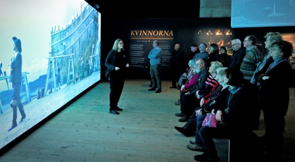 Vår guide Charlotte Lendi-Ziese berättade att kvinnorna hade mer makt och inflytande i 1600-talets Sverige än vad den traditionella historieskrivningen säger. Foto: Lars Höglund. Vår guide Charlotte Lendi-Ziese berättade att kvinnorna hade mer makt och inflytande i 1600-talets Sverige än vad den traditionella historieskrivningen säger. Foto: Lars Höglund.