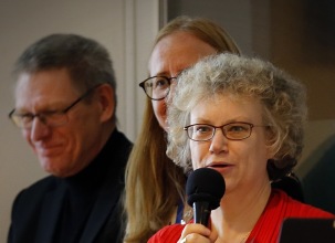 Presentatörer denna kväll var styrelsemedlemmarna Petra Johfur, med mikrofonen, Helena Ekorre Landgren och Inge Lindunger. De hade också gjort urvalet. Foto Lars Höglund Presentatörer denna kväll var styrelsemedlemmarna Petra Johfur, med mikrofonen, Helena Ekorre Landgren och Inge Lindunger. De hade också gjort urvalet. Foto Lars Höglund