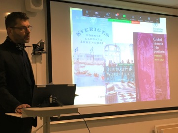 Leos Müller professor och chef för Centrum för maritima studier höll ett uppskatta föredrag om1700-talets expanderande handel. Leos Müller professor och chef för Centrum för maritima studier höll ett uppskatta föredrag om1700-talets expanderande handel.