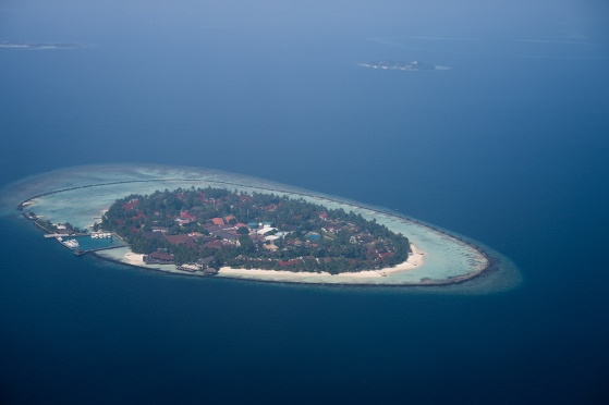 En av de otaliga atollerna i Maldiverna