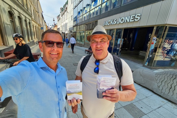 Gamlabrogatan i Stockholm. Jag & Claes Mård från i sommar. Två glada evangelister!