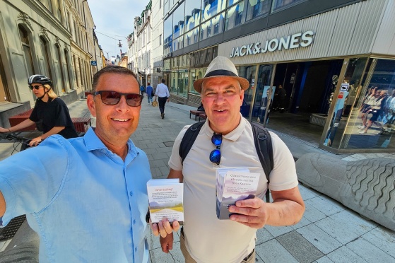 Gamlabrogatan i Stockholm. Jag & Claes Mård från i sommar. Två glada evangelister!