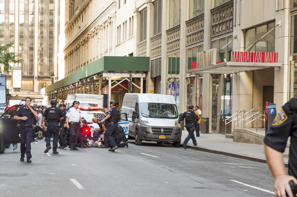 En civil polisman attackerad på West 32 street, Manhattan, New York. Klicka på bilden